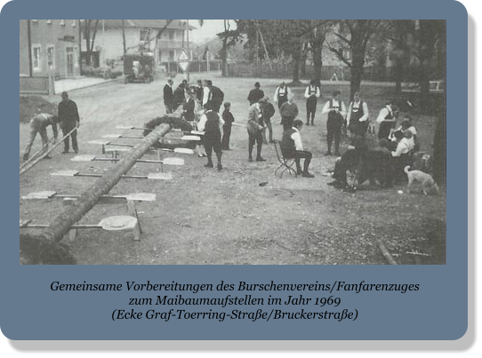 Gemeinsame Vorbereitungen des Burschenvereins/Fanfarenzuges zum Maibaumaufstellen im Jahr 1969 (Ecke Graf-Toerring-Straße/Bruckerstraße)