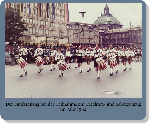 Der Fanfarenzug bei der Teilnahme am Trachten- und Schützenzug im Jahr 1964